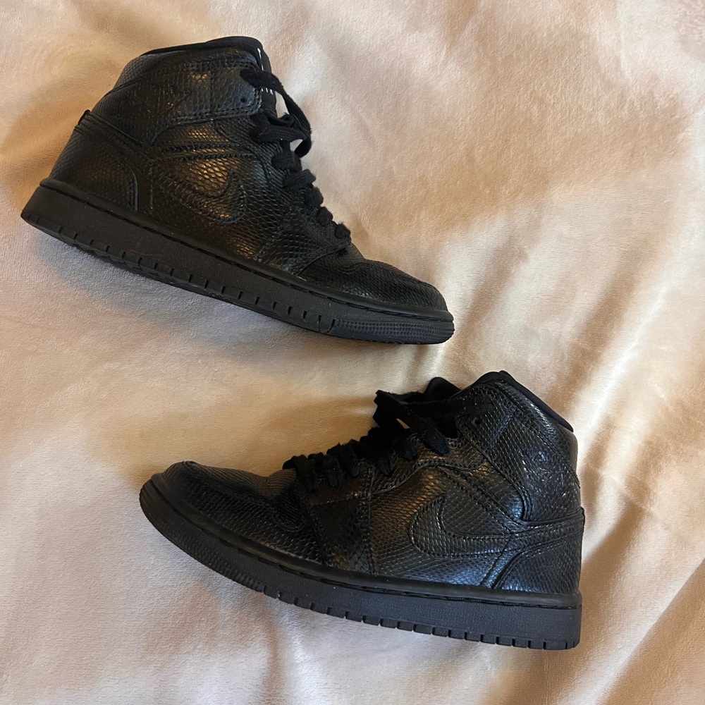 Air Jordan 1 Mid snakeskin